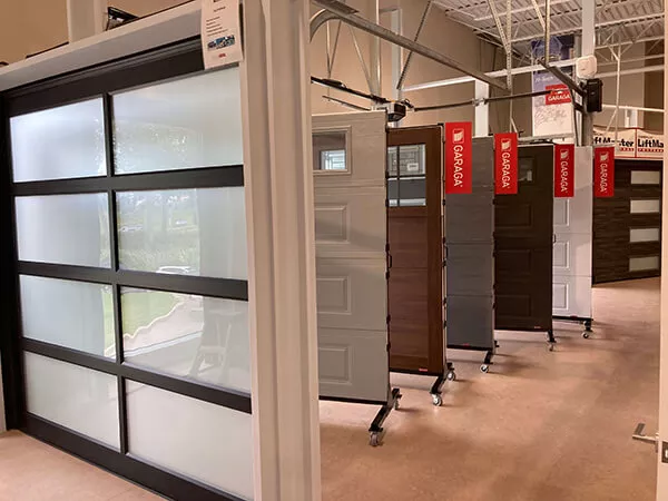 Intérieur salle de montre Bourassa Laliberté Portes de Garage avec porte de garage California et plusieurs autres!