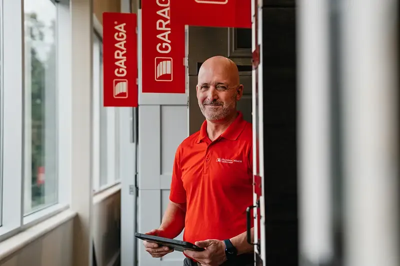 Conseiller souriant avec des portes de garage