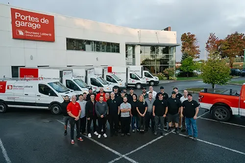 Employés d'une entreprise devant leurs camions